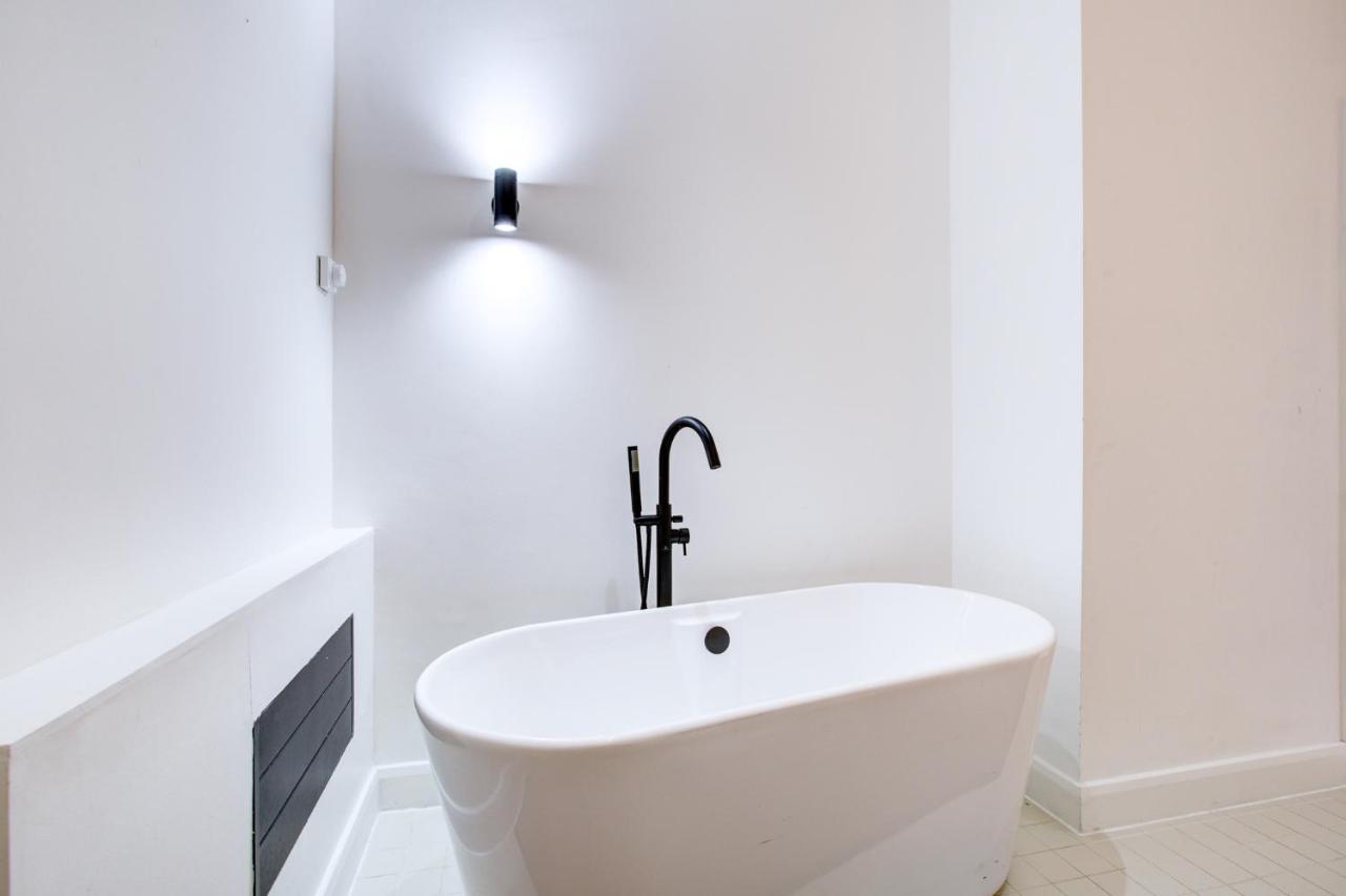 Appartamento Stylish 1br Unit, Super Fast Internet, Gated Complex - Near Queen's Park! *